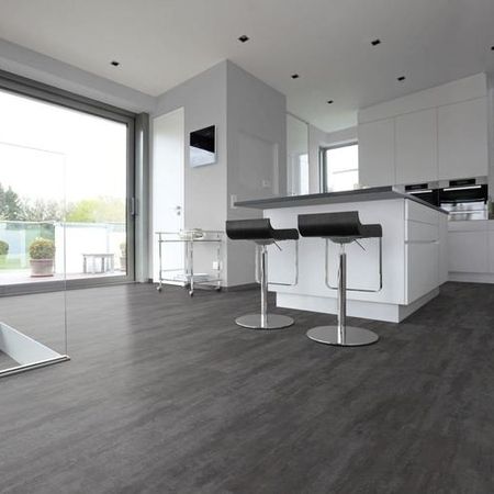 Küche in schlichtem Design mit weißen Schränken, einer großen Insel, zwei Barhockern und Panoramafenstern