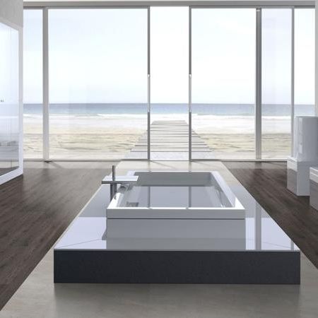 Modernes Bad mit freistehender Wanne, großen Fenstern und eleganten Armaturen in minimalistischem Design