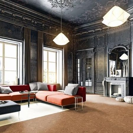 Wohnzimmer mit einem modernen orangefarbenen und grauen Sektionssofa, elegantem Dekor und großen Fenstern