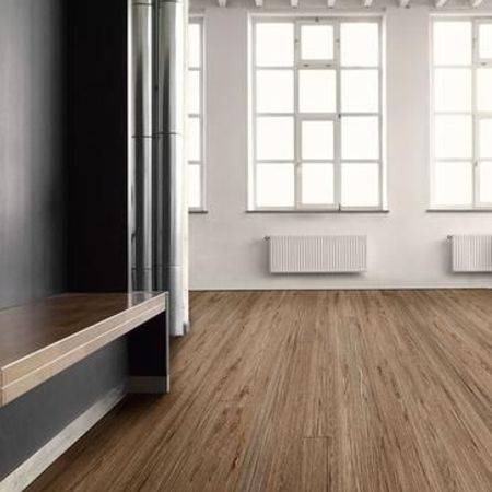 Geräumiges, modernes Zimmer mit hellen Holzböden, großen Fenstern und minimalistischem Dekor