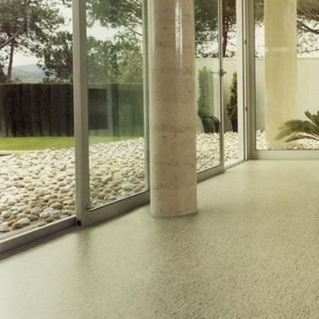 Modernes Interieur mit polierten Böden, Betonsäulen und großen Glasfenstern