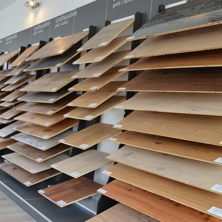 An einer Wand angeordnete Muster von Holzfußböden